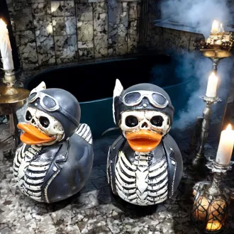 HELLS MOTOR BADEENTE GRUSELENTE GEISTERENTE MOTORRAD ENDE
